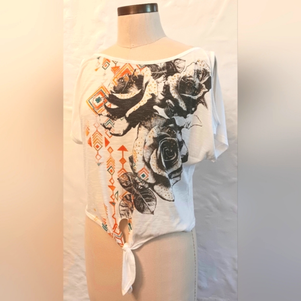Bongo cold shoulder, tie front shirt. Large